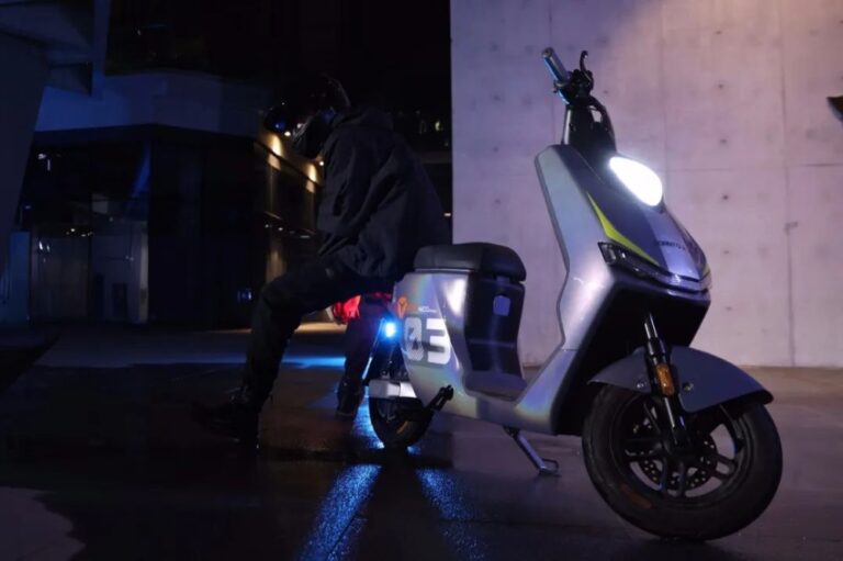 Intelligent Sci-fi Electric e-Scooter VFLY N100 MAX Revealed