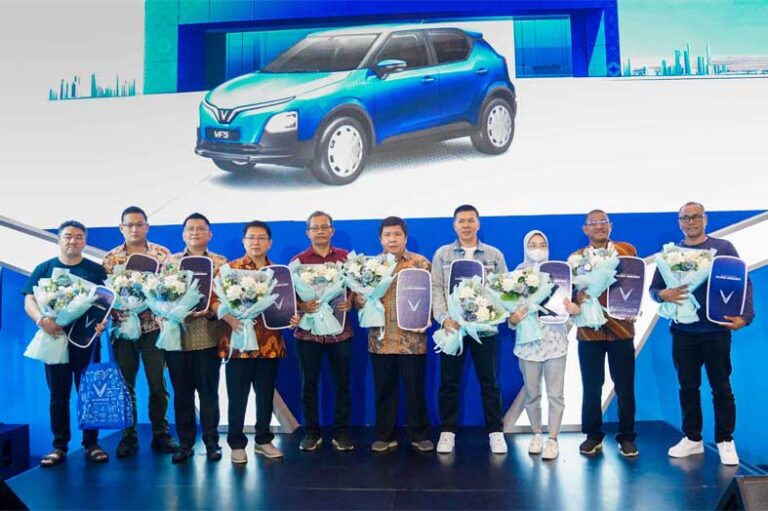 VinFast officially delivers VF 5 electric cars in Indonesia |